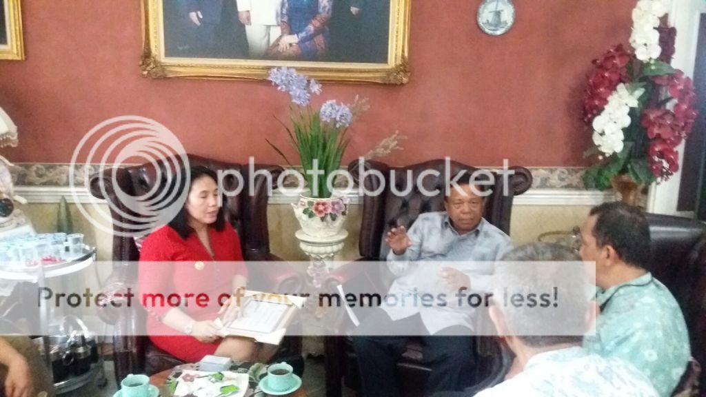 Letjen TNI Mar (Purn) Suharto (tengah