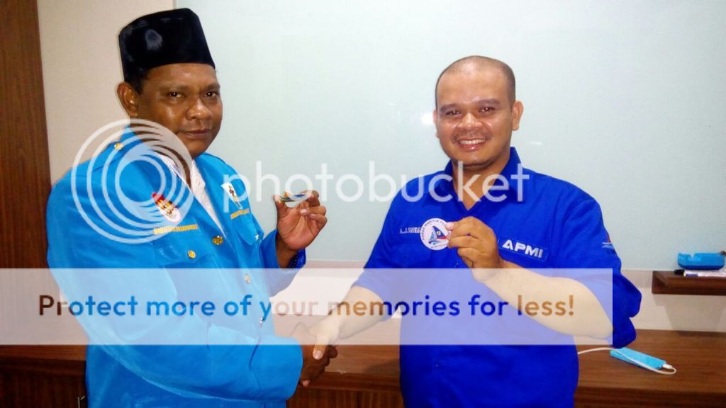 Jabat Tangan - Ketua bidang Kemaritiman DPP KNPI, Baharudin Farawowan (kiri) dan Ketua APMI Reynaldi Bahri Tambunan (kanan)