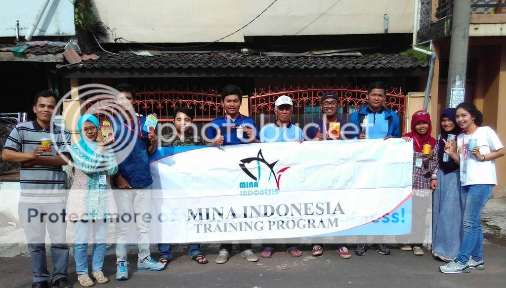 Para anggota Mina Indonesia FPIK Unpad, foto bersama di lokasi pelatihan pembuatan hasil olahan perikanan. (Foto: Andry)