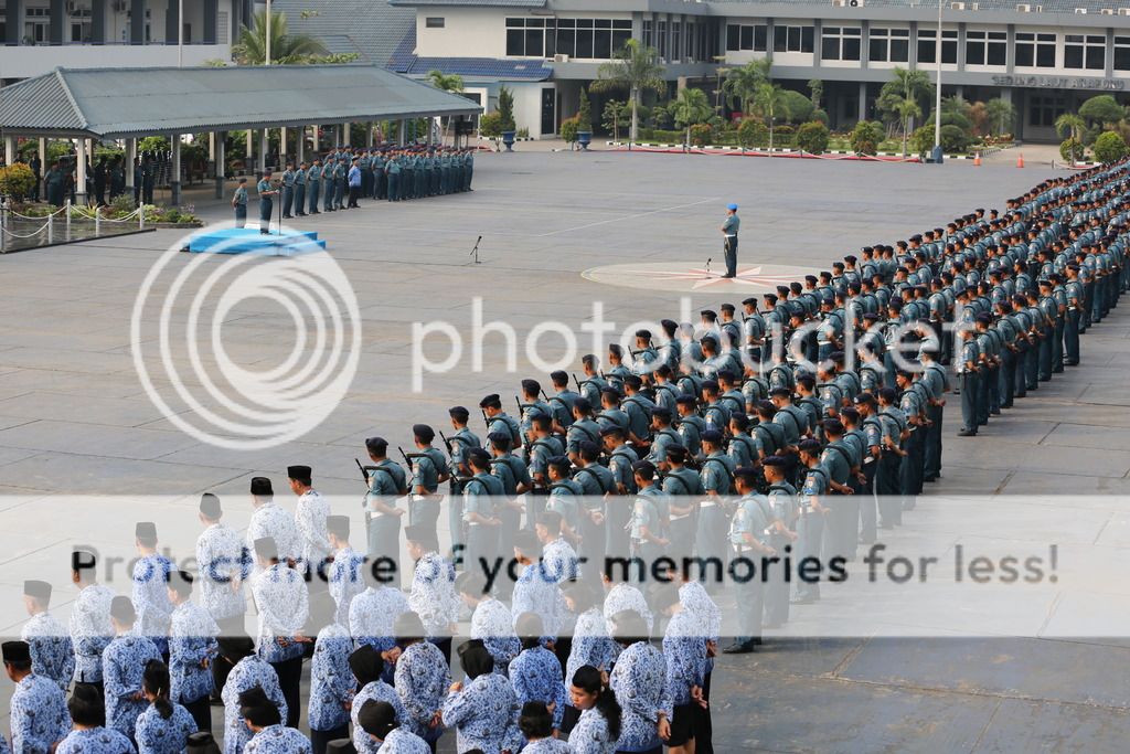 Personel Militer dan PNS jajaran Kolinlamil melaksanakan Upacara jajaran Kolinlamil Peringatan Hari Kebangkitan Nasional ke 108 tahun 2016 di lapangan apel Mako Kolinlamil, Tanjung Priok, Jakarta Utara (20/5) dengan Inspentur Upacara Kaskolinlamil Laksma TNI Roberth Wolter Tappangan, S.H. (Foto Dispen Kolinlamil).