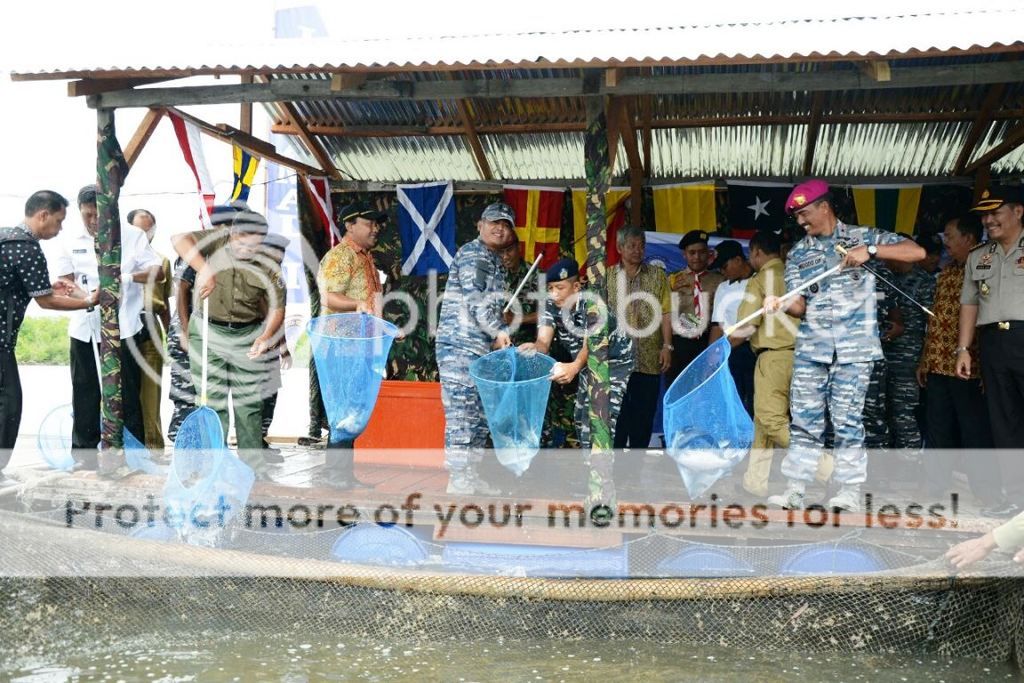 Pangarmabar Laksamana Muda TNI A. Taufiq R., memimpin pelaksanaan panen raya ikan hasil budidaya keramaba di Paluh Pisang, Belawan, Sumatera Utara, Selasa (24/5).