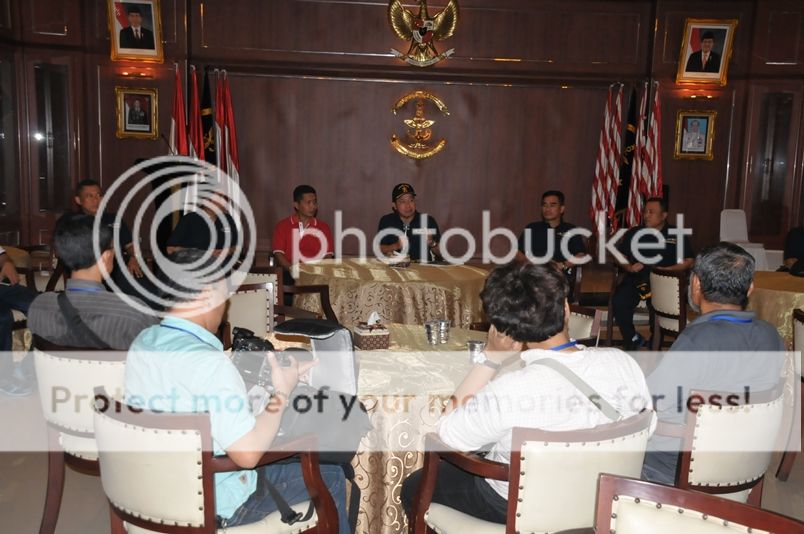 Panglima Kolinlamil Laksamana Muda TNI Aan Kurnia, S.Sos, (tengah memakai topi) didampingi para pejabat teras Kolinlamil memberi pengarahan kepada perserta lomba fotografi, di gedung Laut Nusantara Mako Kolinlamil Jakarta Utara, Selasa (24/5). (Foto Dispen Kolinlamil).