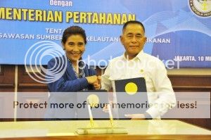 Jabat Tangan - Menteri Susi dan Menhan Ryamizard Ryaccudu usai tanda tangani MoU Pengawas Kelautan dan Perikanan  