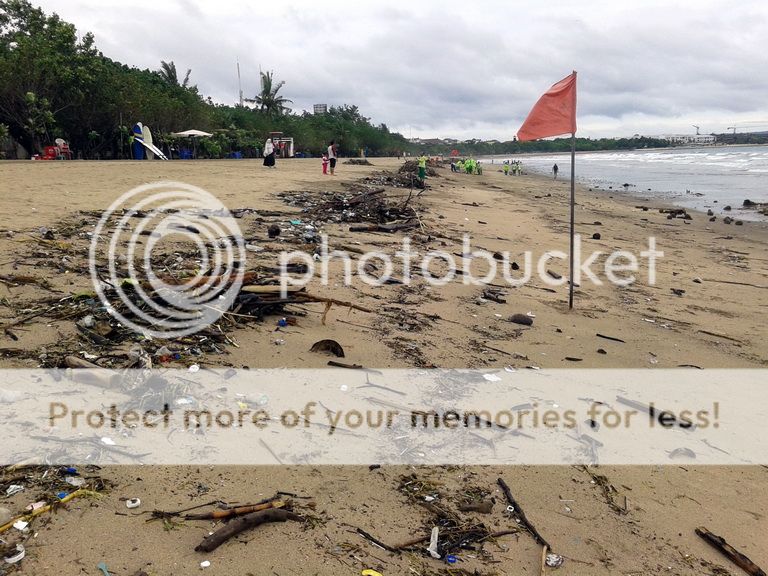 Mengenaskan - Cemaran sampah di sepanjang Pantai Kuta, Bali (Foto: Dok Adli)